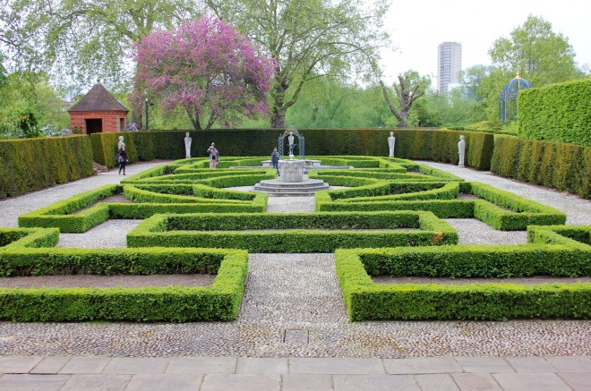 Kew Palace, Gardens