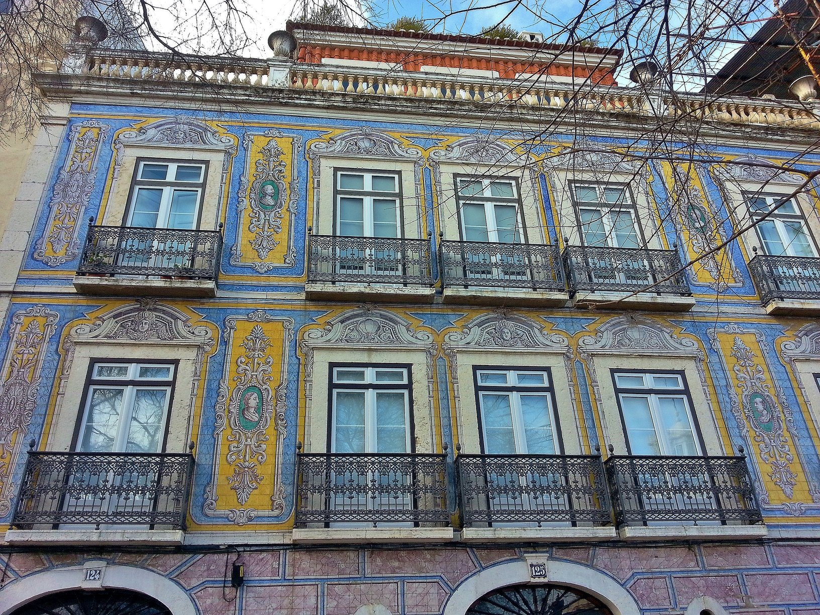 Colourful buildings and wall murals in Lisbon - 12 reasons to love Lisbon