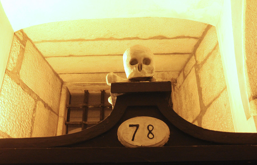 Things to do in Porto - Visit the Catacomb Cemetery