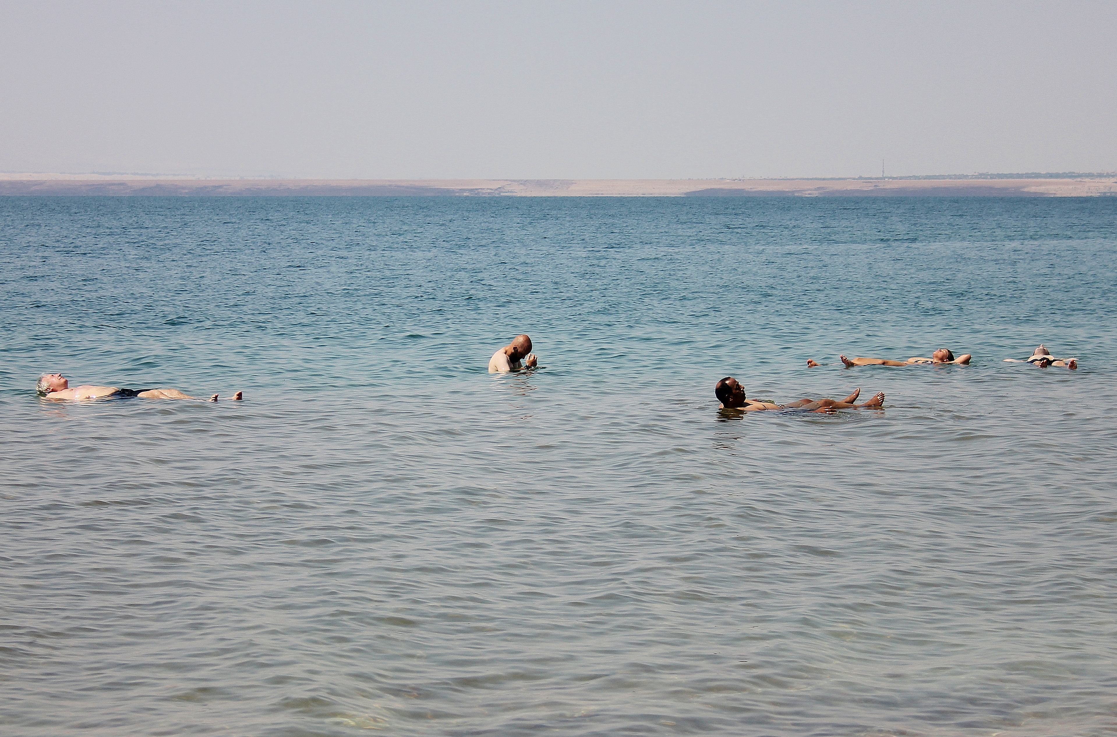 Мертвое море купание. Мертвое море отдых. Иордания озеро в котором нельзя поплавать. Мертвое ощкро в Иорлании.