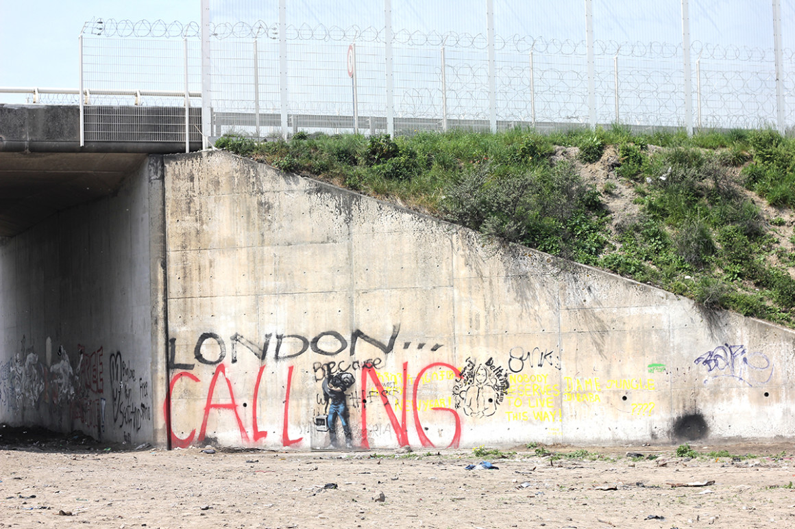 Calais refugee crisis / barbed wire fence