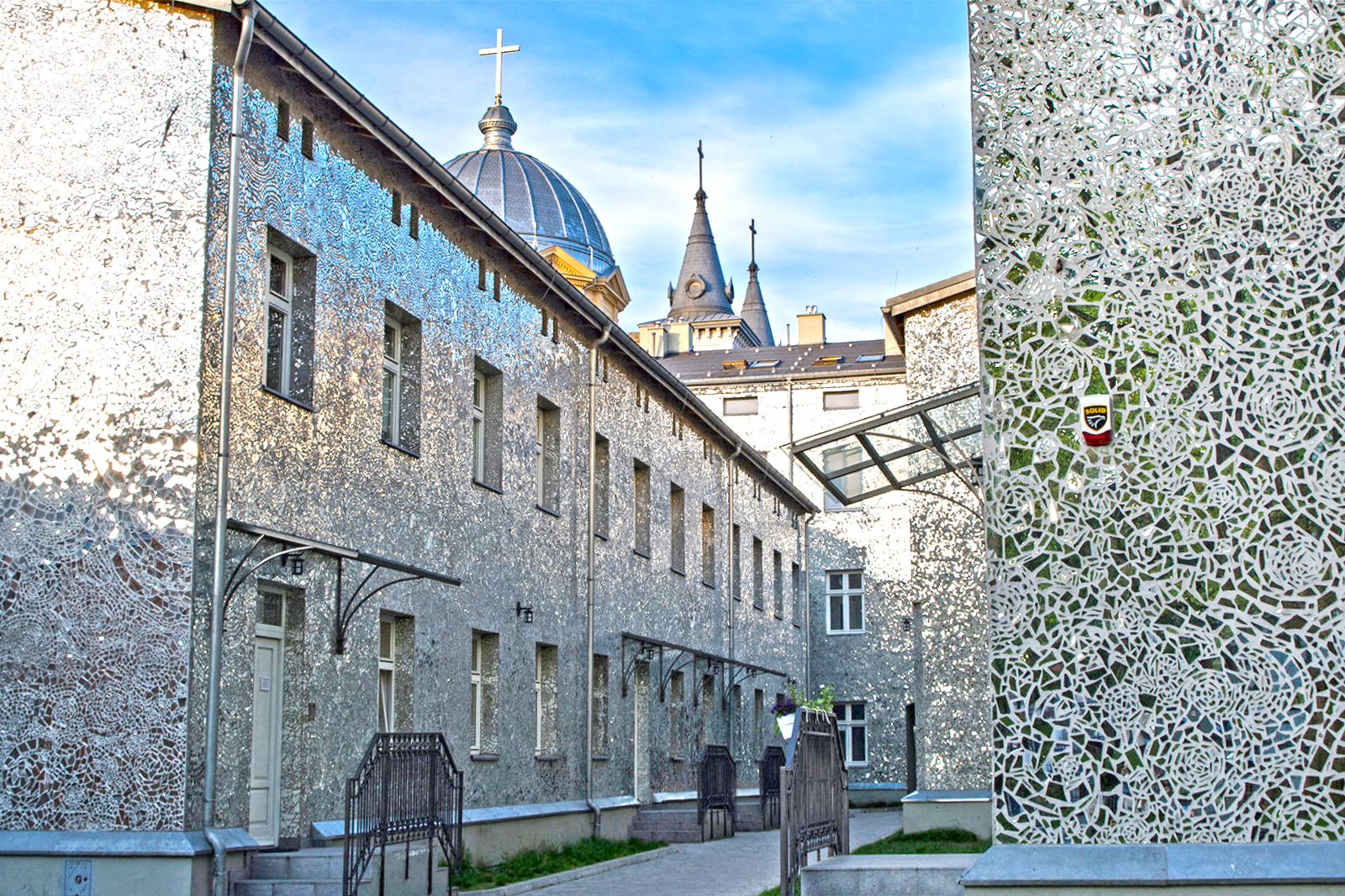 Psaz Rozy in Lodz - a courtyard filled with beautiful mosaics