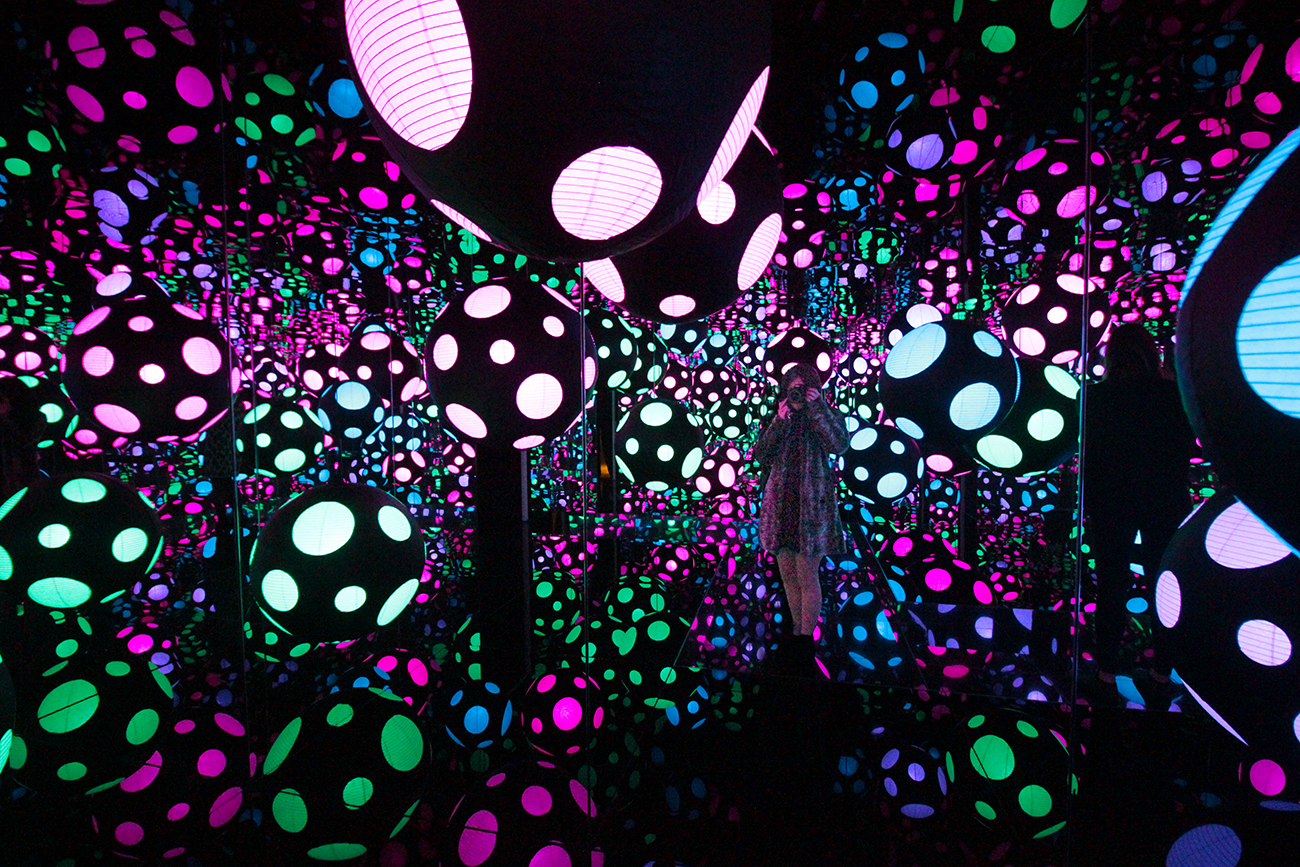 Infinity room with lanterns - Yayoi Kusama exhibition at Victoria Miro gallery in London 2018